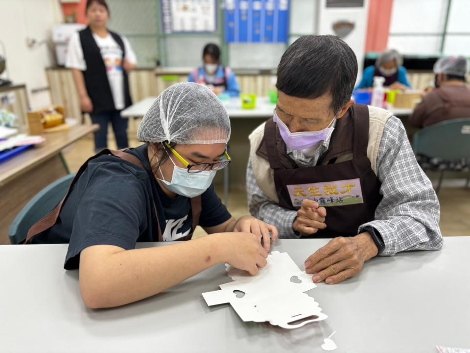 ▲唐氏症基金會天生我才台中霧峰站，今(21)日唐寶寶與長者一同製作手工皂，促進長者與身心障礙者的融合互動。(圖/唐氏症基金會提供)