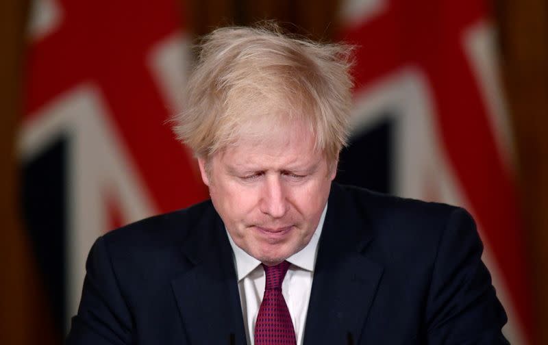 El primer ministro británico Boris Johnson habla durante una conferencia de prensa en respuesta a la situación actual de la pandemia de la enfermedad coronavirus (COVID-19), en el interior del 10 de Downing Street, Londres.