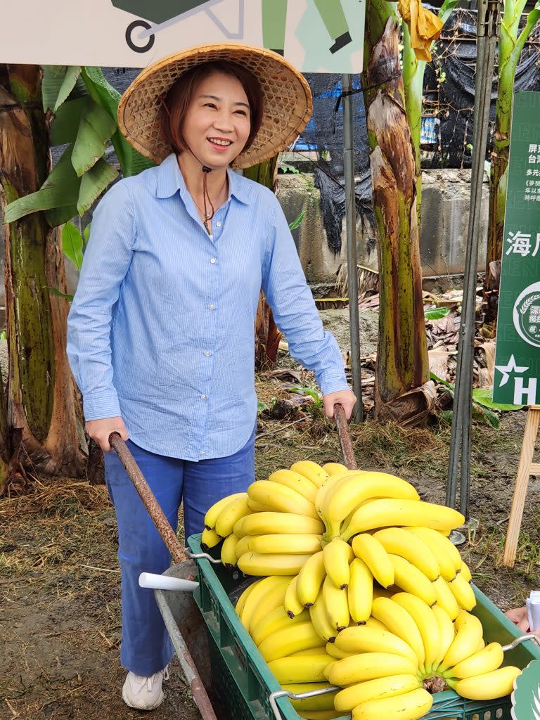 屏東縣長周春米化身一日蕉農，與甜點師傅一同製作焦糖香蕉塔。（記者毛莉攝）