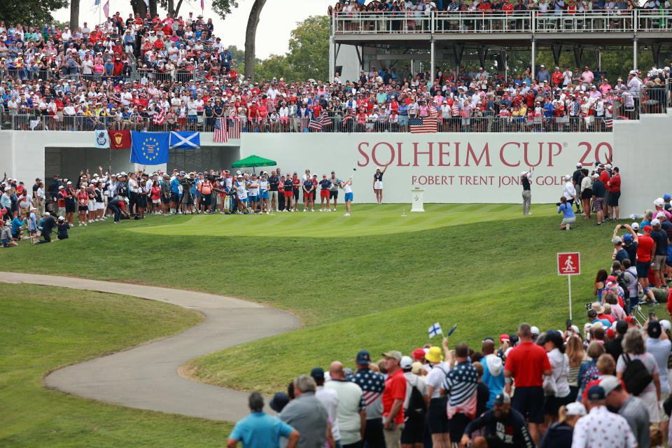 GAINESVILLE, VIRGÍNIA - 13 DE SETEMBRO: Leona Maguire, da equipe Europa, joga sua tacada de saída no primeiro buraco durante as partidas de Fourball no primeiro dia da Solheim Cup no Robert Trent Jones Golf Club na sexta-feira, 13 de setembro de 2024 em Gainesville, Virgínia. (Foto de Jorge Lemus/NurPhoto via Getty Images)