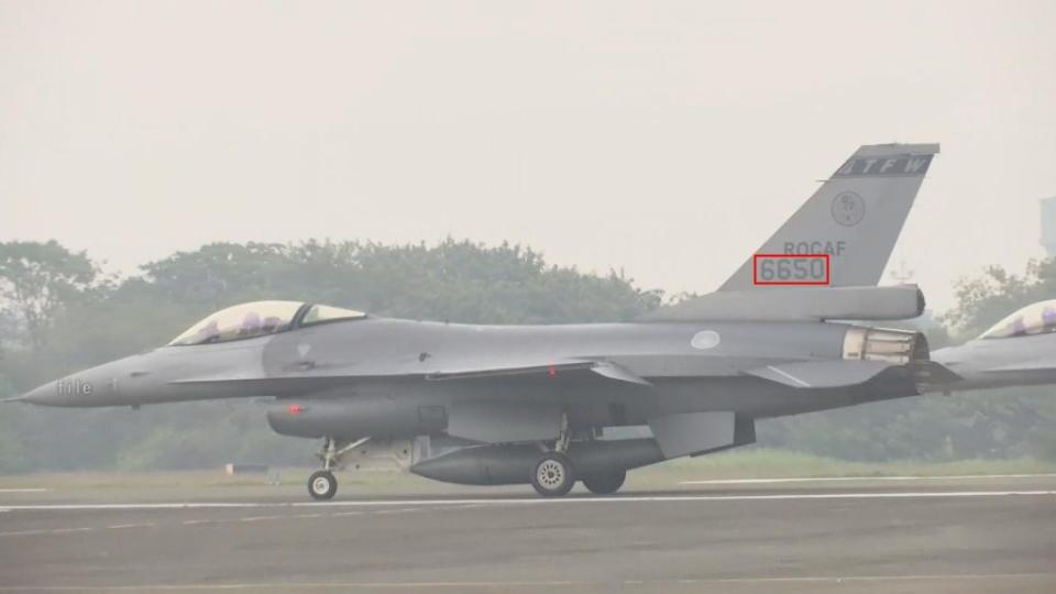 空軍一架編號6650的「F-16V戰機」，今（11）日下午疑似在嘉義外海墜落，目前國軍已動員搜救失聯飛官。（圖／中天新聞）