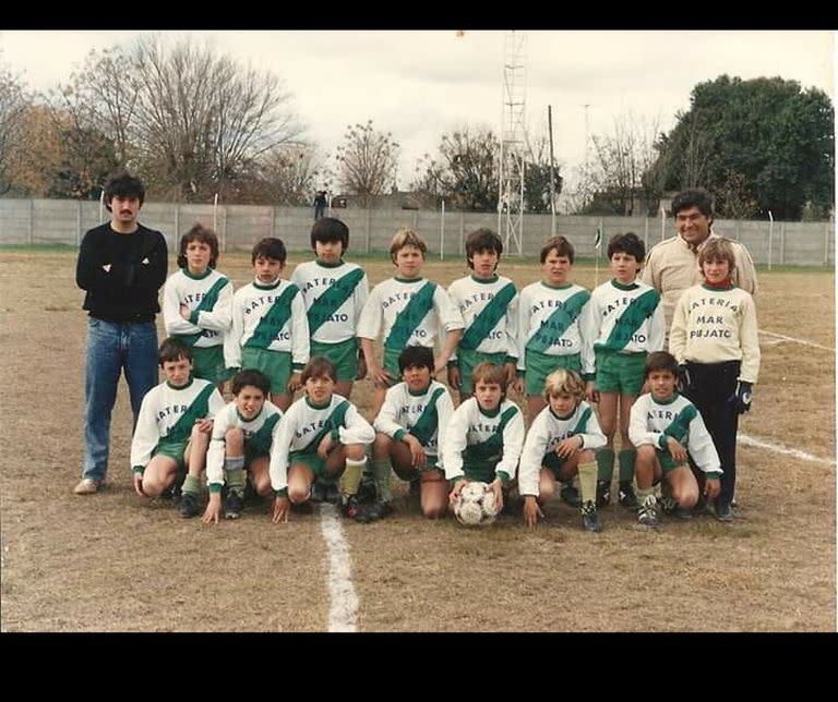 Los comienzos de Scaloni en el fútbol, en Matienzo. Con Alberto Gianfelici, el DT. En la foto se lo ve a Gianfelici (a la izquierda); Scaloni está a su lado, el primero de arriba de izquierda a derecha