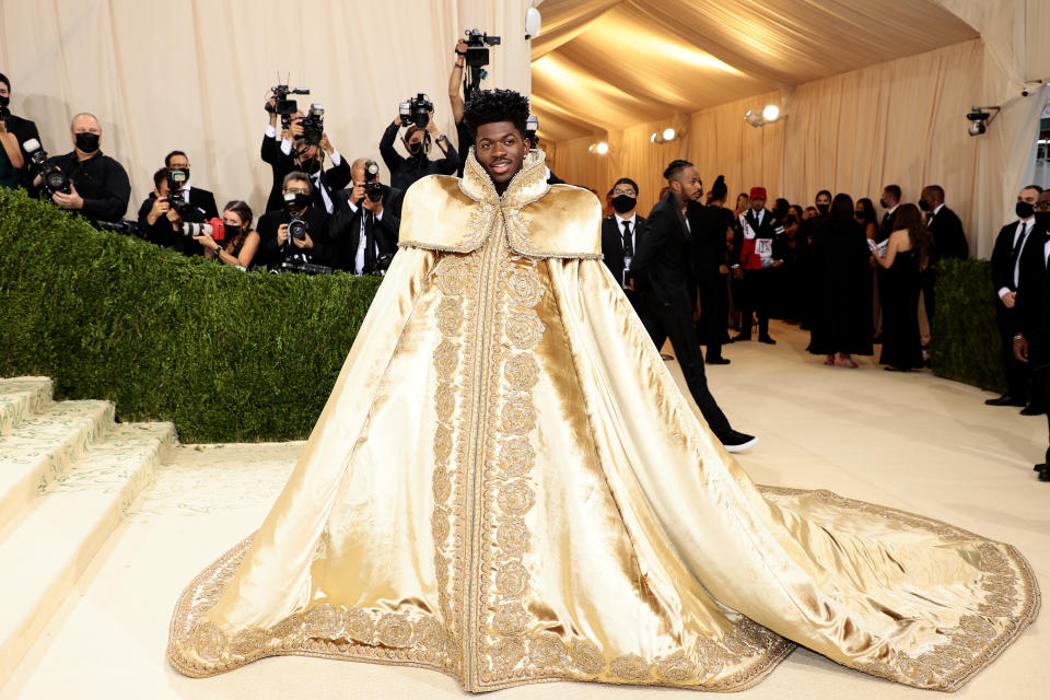 <p>Le rappeur Lil Nas X a enchaîné trois looks sur le tapis rouge. D'abord un lourd manteau doré. (Photo by Dimitrios Kambouris/Getty Images for The Met Museum/Vogue )</p> 