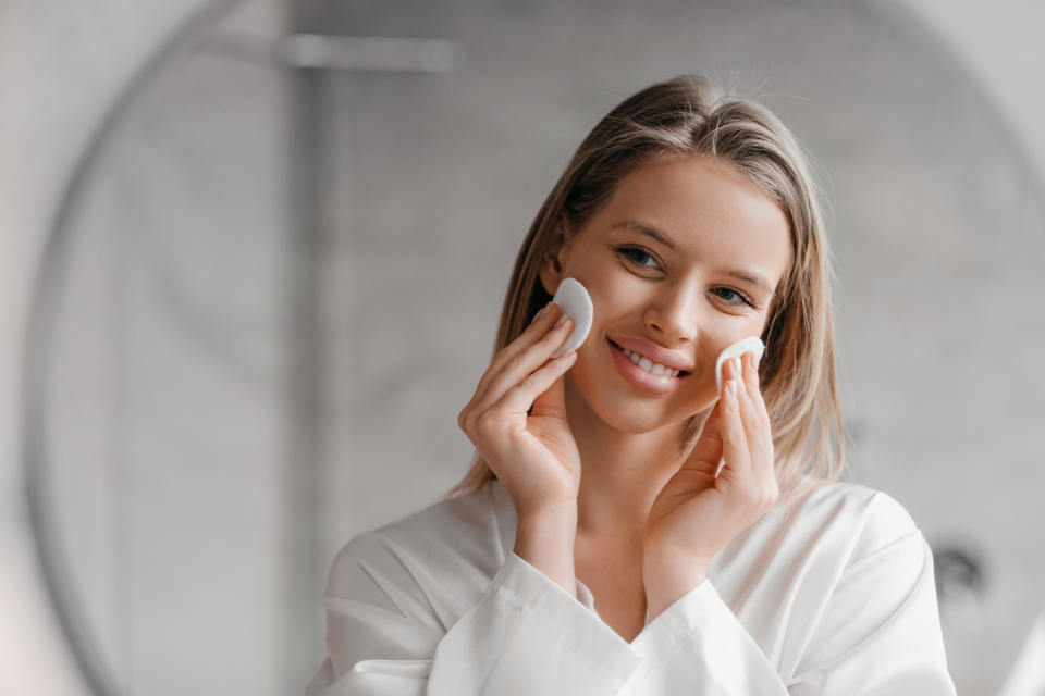 Agregar un producto de agua de rosas en tu rutina de belleza es un acierto/Getty Images.