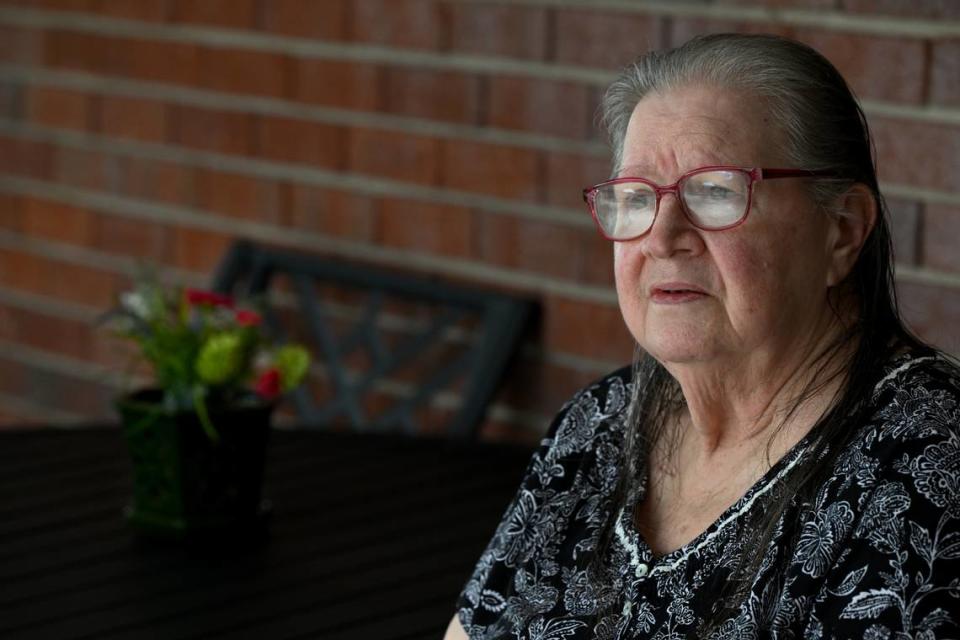 Marilynn Distefano, de 81 años, espera en una residencia de ancianos de Ft. Myers mientras el estado reconstruye su casa, destruida por el huracán Irma y luego aún más dañada por el huracán Ian.