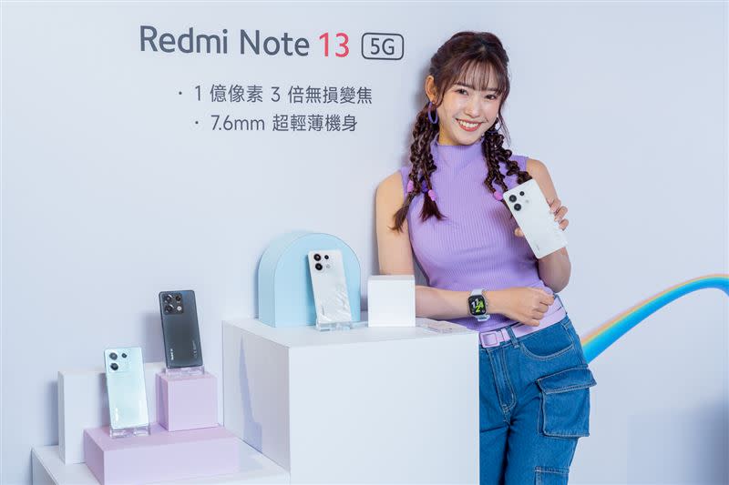 Redmi Note 13 5G採用省電高效的聯發科天璣6080晶片，搭載 6.67吋AMOLE柔性平面螢幕，加上120Hz的高刷新率和2160Hz瞬時觸控採樣率，帶來更流暢影音體驗。（圖／小米台灣提供）