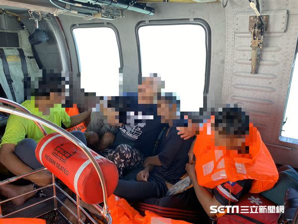 空偵機救難人員驚險吊掛搶救，5名船長、船員獲救後仍心有餘悸。（圖／翻攝畫面）