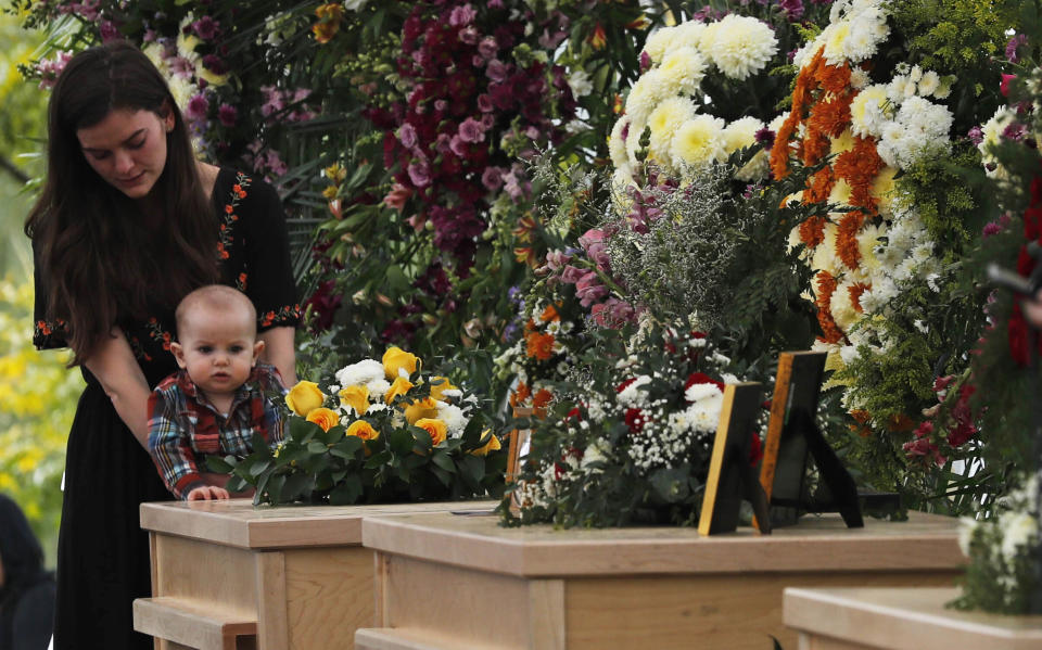 El funeral de Dawna Ray Langford, 43, y sus hijos Trevor, 11, y Rogan, 2. este jueves 7 de noviembre. (AP Photo/Marco Ugarte)