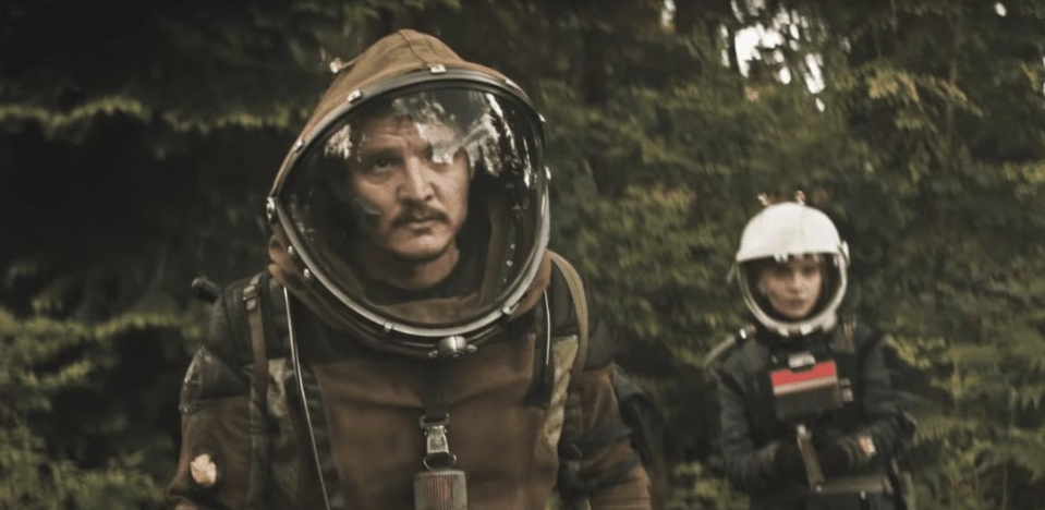 (L to R) Pedro Pascal as Ezra and Sophie Thatcher as Cee in space suits in Prospect