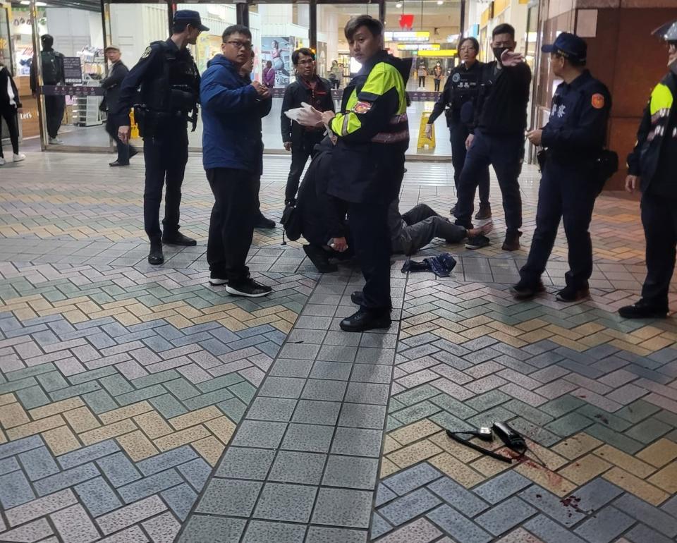 1名員警於板橋車站前盤查違規抽菸時，遭嫌犯持刀劃傷，隨後警力趕至現場支援。（翻攝自爆廢1公社）