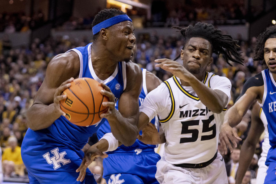 Kentucky's Oscar Tshiebwe, left, tries to get around Missouri's Sean East II, right, during the first half of an NCAA college basketball game Wednesday, Dec. 28, 2022, in Columbia, Mo. Missouri won 89-75. (AP Photo/L.G. Patterson)