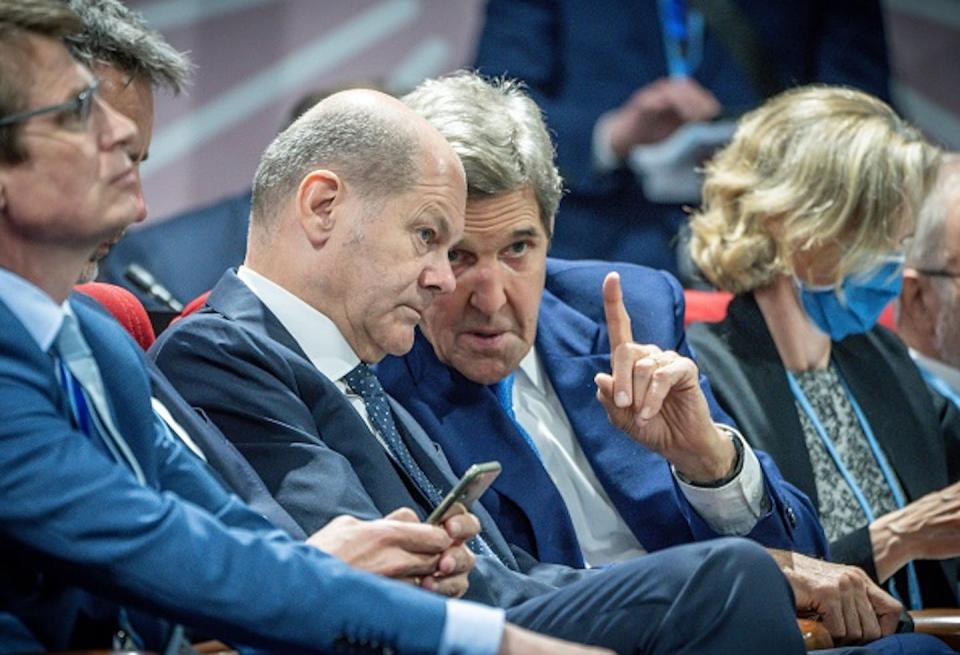 El enviado especial de EE. UU. para el clima, John Kerry, que propuso nuevas compensaciones de carbono para pagar la energía limpia, habla con el canciller alemán Olaf Scholz. <a href="https://www.gettyimages.com/detail/news-photo/november-2022-egypt-scharm-el-scheich-german-chancellor-news-photo/1244584482?phrase=un%20climate&adppopup=true" rel="nofollow noopener" target="_blank" data-ylk="slk:Michael Kappeler / picture alliance via Getty Images;elm:context_link;itc:0;sec:content-canvas" class="link ">Michael Kappeler / picture alliance via Getty Images</a>