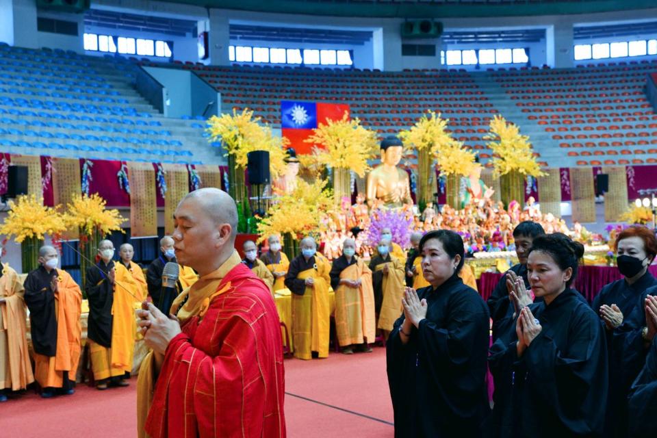 ▲台東指標媽祖廟東海龍門天聖宮主辦台東天后護僧佑民梁皇大法會，恭請主法法師元亨寺台北講堂監院上會下常法師現場為台東重大公共意外地震、火災、疫情…傷亡之亡靈立牌超薦及為受難家屬祈福，期能造就地方平安。(圖/東海龍門天聖宮 提供)