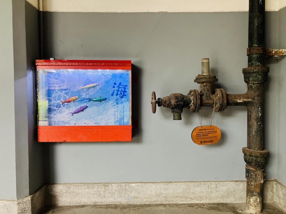 ▲松山文創園區古蹟消防栓展展出台北市光復國小塑膠海廢創作展《海好嗎》56隻彩色魚。