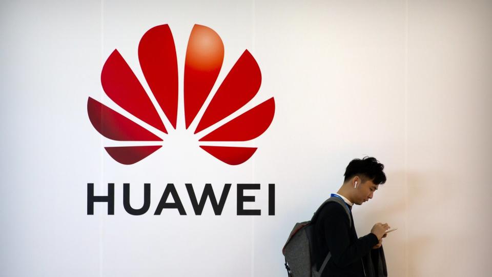 Die US-Regierung hat die Ausnahmeerlaubnis für Geschäfte amerikanischer Unternehmen mit dem chinesischen Huawei-Konzern für einen kürzeren Zeitraum als bisher verlängert.