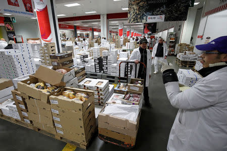 Vendors gather in the poultry pavilion in the Rungis International wholesale food market as buyers prepare for the Christmas holiday season in Rungis, south of Paris, France, November 30, 2017. Picture taken November 30, 2017. REUTERS/Benoit Tessier