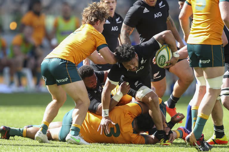 El choque de All Blacks y Wallabies, sin concesiones