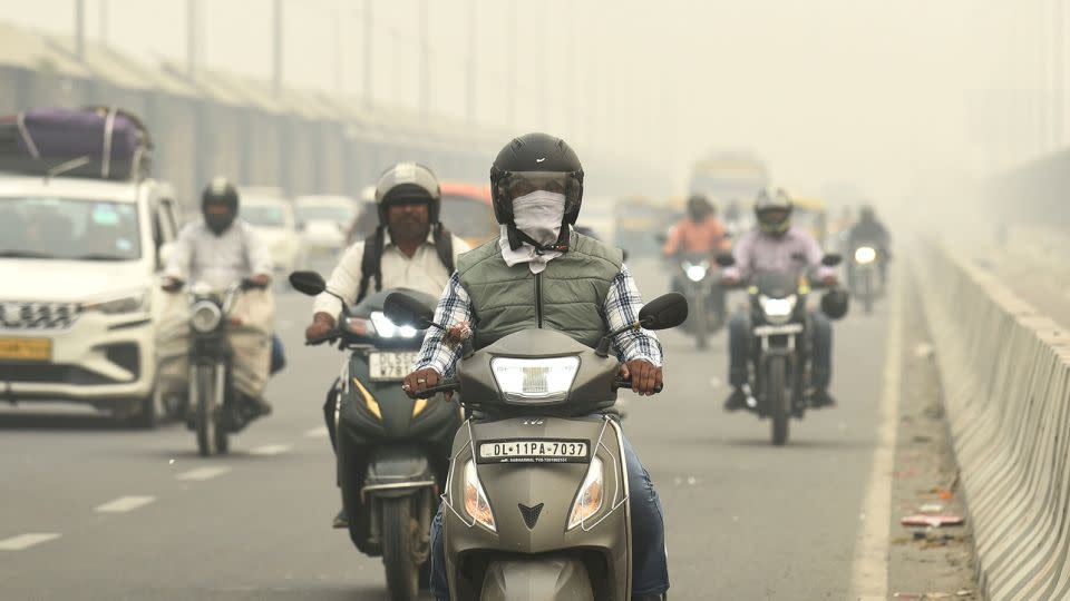 Traffic moves on a road enveloped by fog and smog in New Delhi, India, on November 3, 2023. - AP