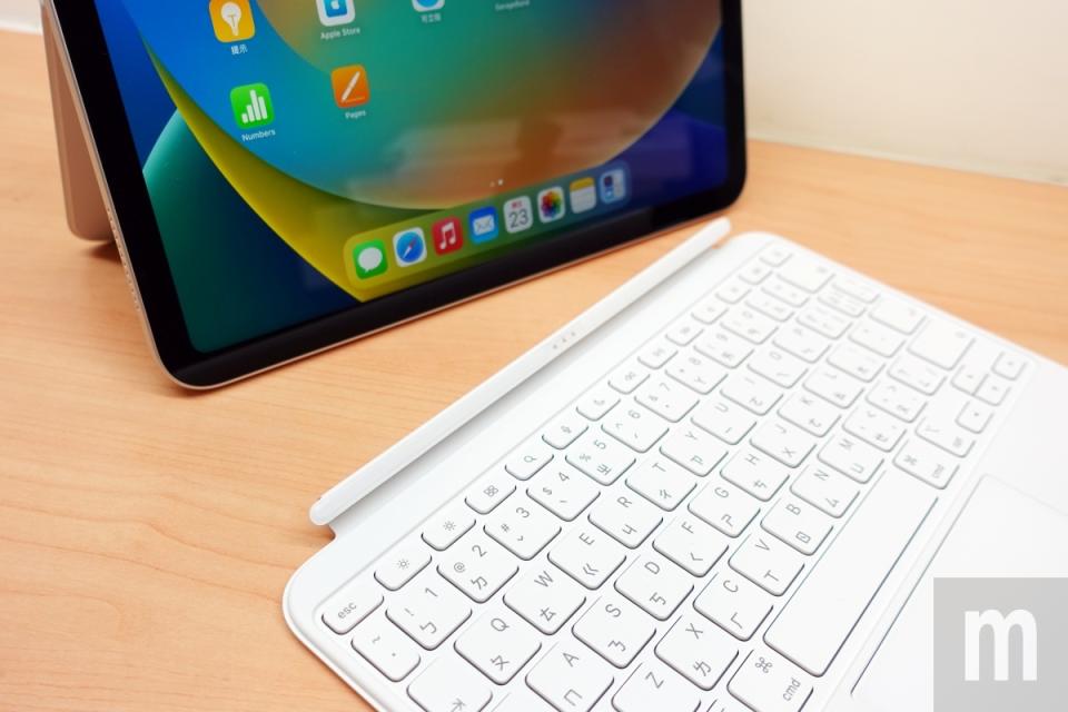 ▲鍵盤配件同樣以磁吸方式固定，並且透過第10代iPad邊框的金屬接點取電運作