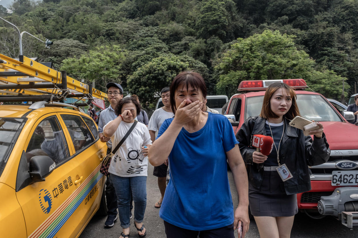 Equipos de búsqueda y rescate recuperan un cadáver de un edificio inclinado en Hualien, Taiwán. Gracias a las mejoras introducidas en los códigos de construcción tras los terremotos anteriores, muchas estructuras resistieron el sismo del miércoles. (Lam Yik Fei/The New York Times)
