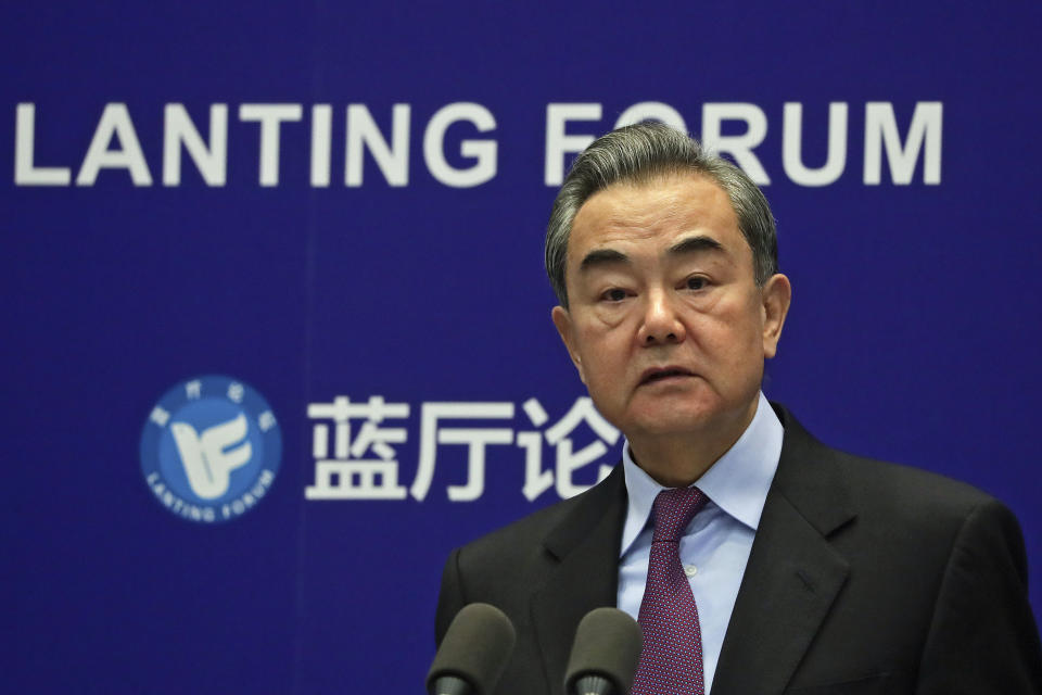 El ministro de Relaciones Exteriores de China, Wang Yi, habla durante el Foro Lanting, el lunes 22 de febrero de 2021, en Beijing. (AP Foto/Andy Wong)