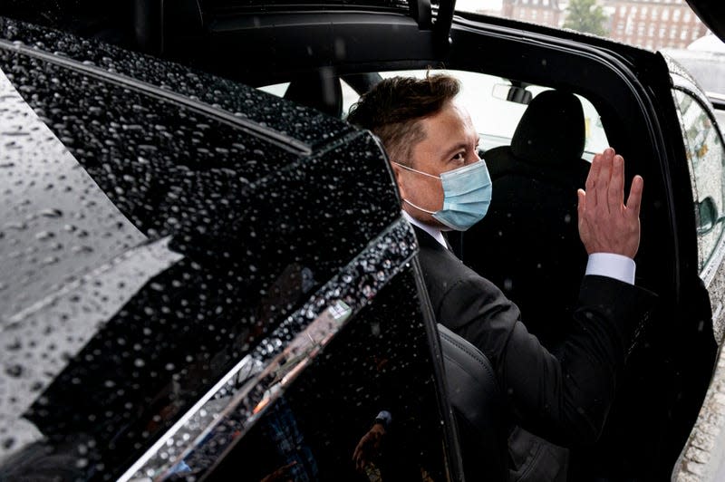 Elon Musk leaves the executive committee meeting of the CDU/CSU in Westhafen in a Tesla on Sept 20, 2020. - Photo: Fabian Sommer/picture-alliance/dpa (AP)