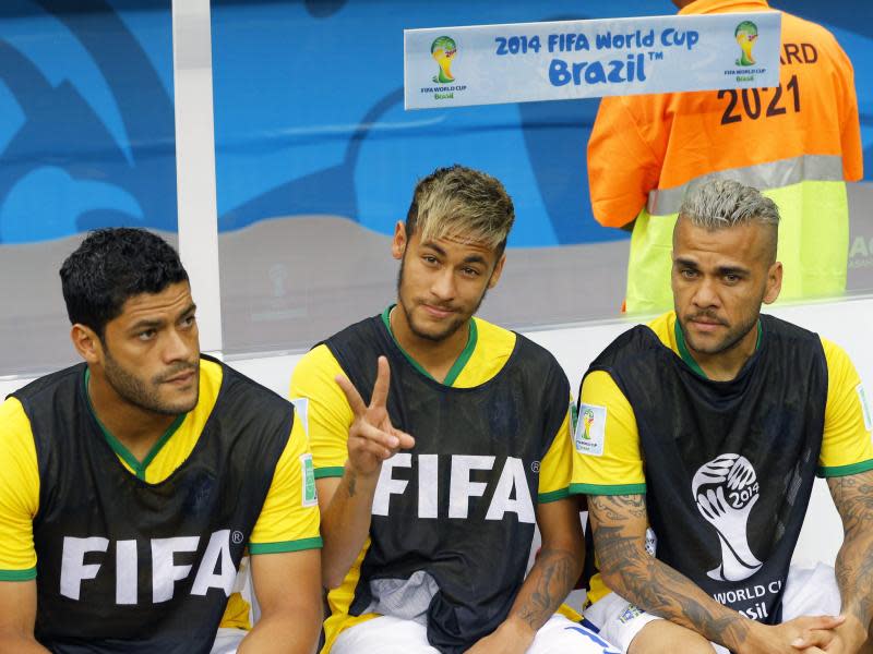 Brasiliens verletzter Star Neymar (M) beobachte das Spiel um Platz drei von der Bank aus. Foto: Robert Ghement