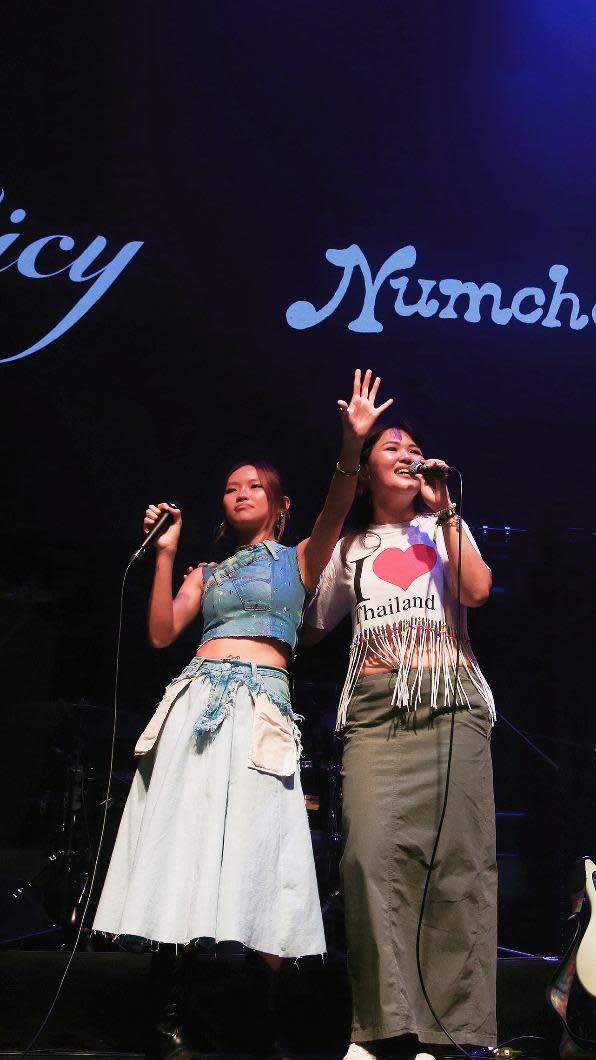 LÜCY（左）和Numcha合唱。（圖／晚安島提供）