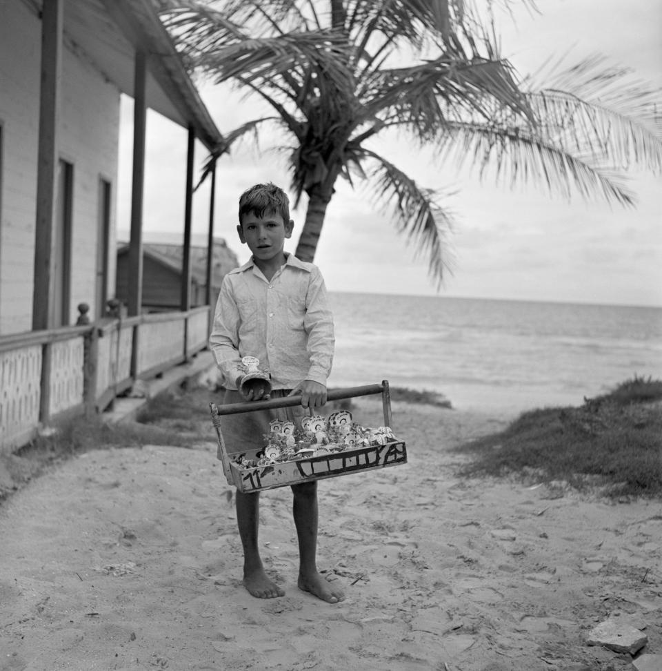 Ένα αγόρι πουλά αναμνηστικά στην παραλία Βαραδέρο