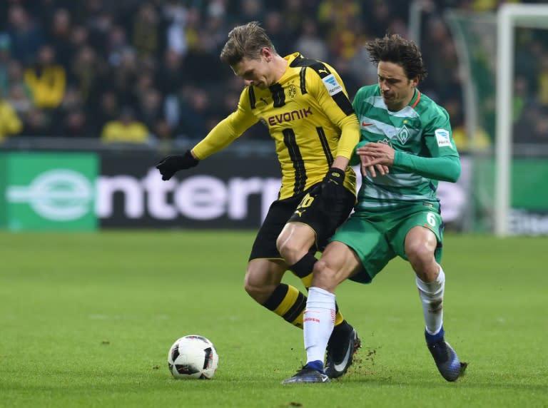 Bremens's midfielder Thomas Delaney (R) and Dortmund's Polish defender Lukasz Piszczek clash for the ball on January 21, 2017