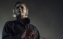 Die Neuauflage spielte 40 Jahre nach den Geschehnissen, die John Carpenter erzählte. Michael Myers kann sich befreien und macht sich auf den Weg, Laurie erneut heimzusuchen. "Halloween" entfaltete eine wesentlich geringere Sogwirkung als das Original, konnte aber immerhin mit einem schaurigen-Soundtrack überzeugen - komponiert von John Carpenter und seinem Sohn David. (Bild: Universal Studios)