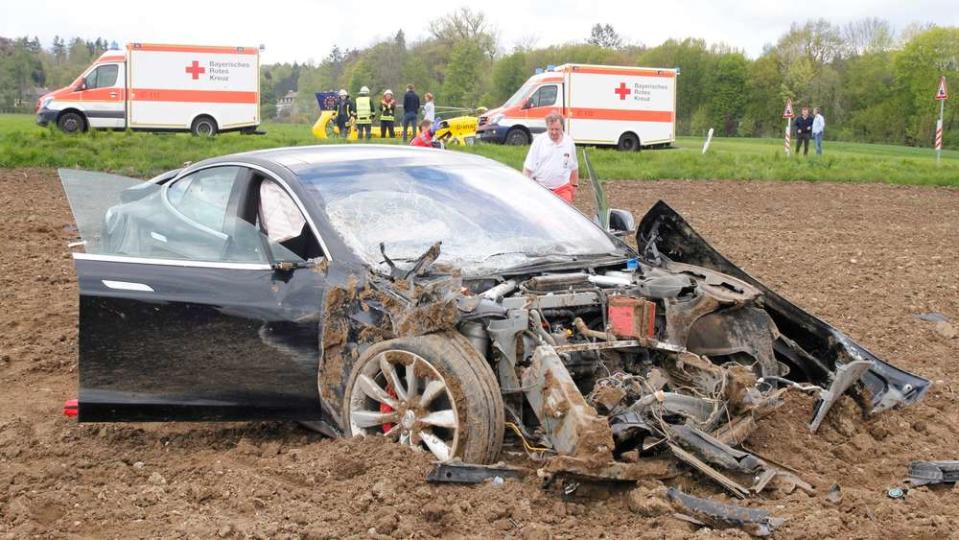 tesla-model-s-accident-germany-1