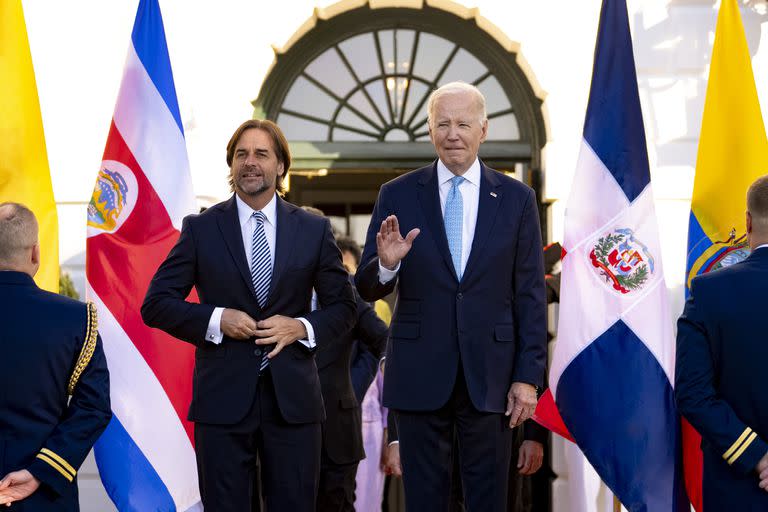 El presidente Luis Lacalle Pou de Uruguay y el presidente Joe Biden durante la Cumbre de Líderes del Pacto de las Américas para la Prosperidad Económica en la Casa Blanca, el viernes 3 de noviembre de 2023, en Washington.