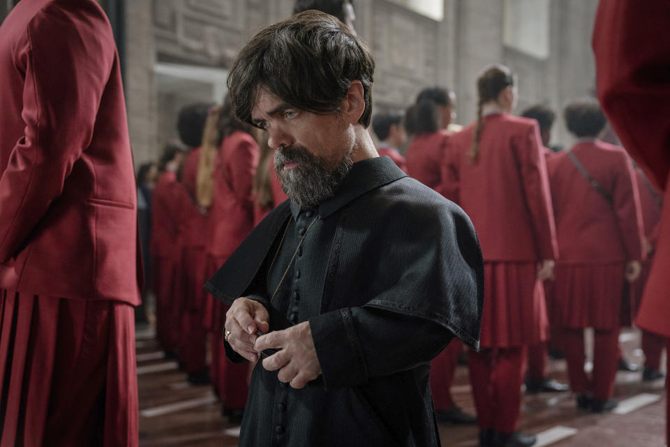 En esta imagen proporcionada por Lionsgate, Peter Dinklage en una escena de "The Hunger Games: The Ballad of Songbirds and Snakes". (Lionsgate vía AP)