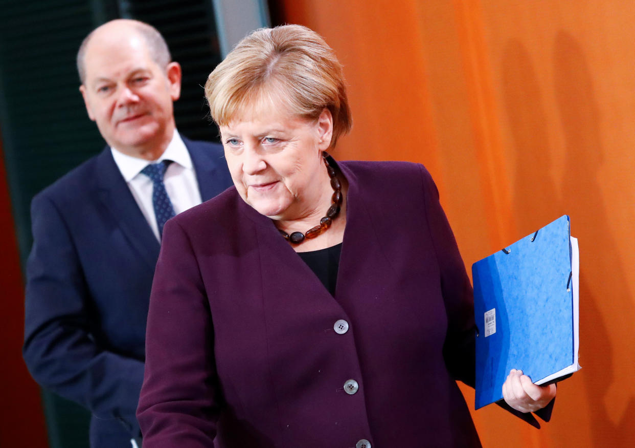 Ihren Stuhl hätte er gern: Bundesfinanzminister Olaf Scholz (SPD) hinter Kanzlerin Angela Merkel (Bild: REUTERS/Fabrizio Bensch)