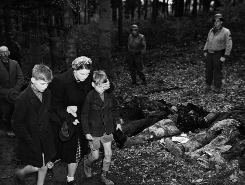 United States Army Signal Corps photographer, Exhumation of the bodies of murdered Soviet citizens in Suttrop (Warstein), 1945 (IWM Art)