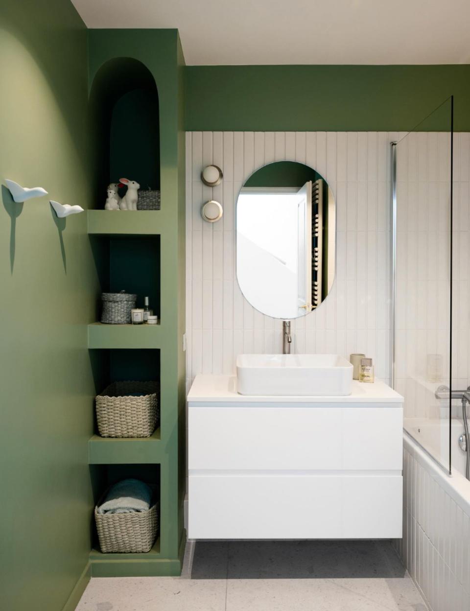 Avec quelle couleur associer le vert dans une salle de bains ?
