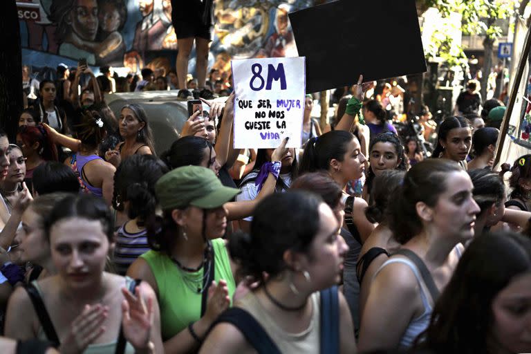 Manifestantes marchan en apoyo a los derechos de las mujeres en el marco del Día Internacional de la Mujer, en Buenos Aires el 8 de marzo de 2023