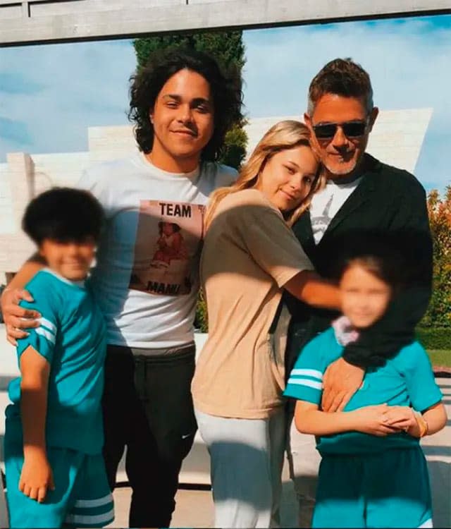 Alejandro Sanz y sus cuatro hijos