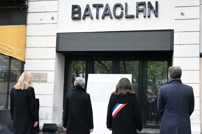 Cérémonie de souvenir, devant l'entrée de la salle de spectacle du Bataclan, le 13 novembre 2023 à Paris (Bertrand GUAY)