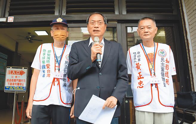 蘇清泉（中）引用日本判例，直言對這場選舉官司很有信心。（林和生攝）