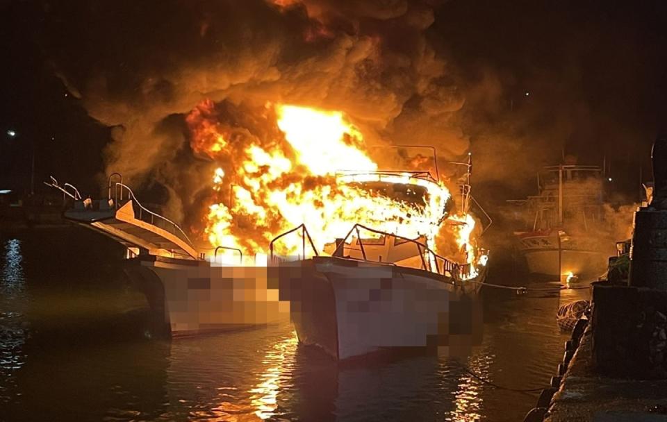 花蓮石梯港暗夜火警 燒毀2艘賞鯨船。