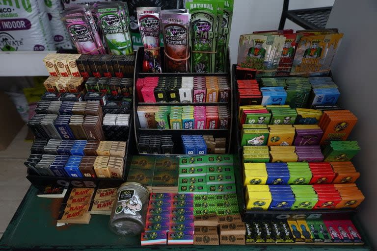 Los vendedores afirman que lo que más venden son sedas para el armado artesanal de cigarrillos