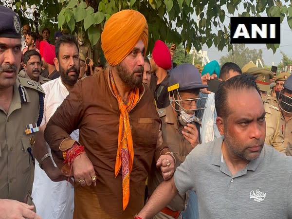 Congress leader Navjot Singh Sidhu in Saharanpur (Photo/ANI)