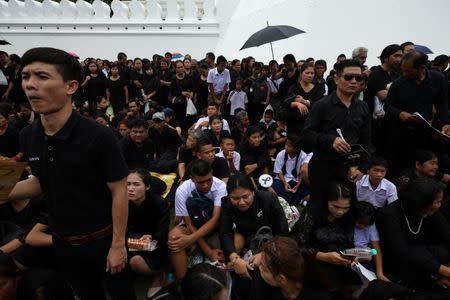 Well-wishers line up to pay respect to the late Thai King Bhumibol Adulyadej near the Grand Palace in Bangkok, Thailand, September 24, 2017. REUTERS/Athit Perawongmetha