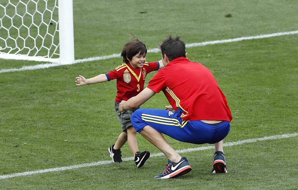 Gerard Pique y su hijo Milan (AP Photo/Hassan Ammar)