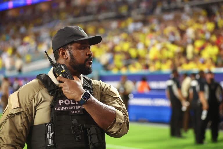 La policía hace guardia en el campo antes del partido final de la Copa América 2024.