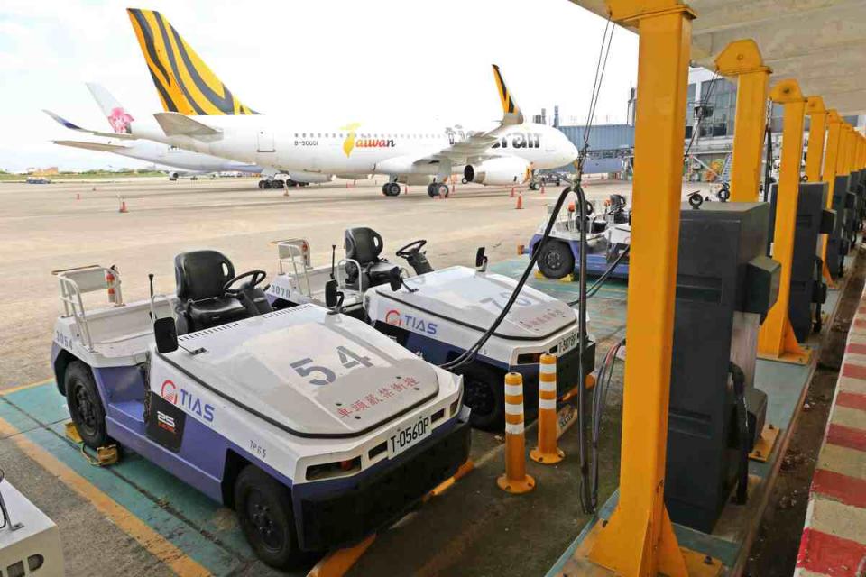 桃園機場積極打造綠色機場，包括推動基礎建設電動化及汰換耗能設施設備，近3年節電量達1,160萬度，約減少5,740公噸二氧化碳當量(CO2e)排放。   圖：機場公司／提供