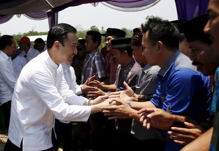 Indonesian Trade Minister Tom Lembong (L) greets local residents at a village near Rangkasbitung, Banten province, near Jakarta September 24, 2015. REUTERS/Darren Whiteside