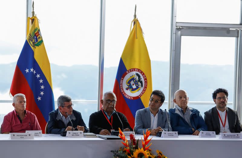 Foto de archivo. Miembros de la delegación del Ejército de Liberación Nacional (ELN) de Colombia Silvana Guerrero, Aureliano Carbonell y Pablo Beltrán, el funcionario venezolano Carlos Martínez Mendoza, el Alto Comisionado para la Paz de Colombia Iván Danilo Rueda, el jefe del equipo negociador del Gobierno colombiano, Otty Patino, y los senadores colombianos Iván Cepeda y María José Pizarro asisten a una conferencia de prensa tras el inicio de las nuevas conversaciones de paz en Caracas